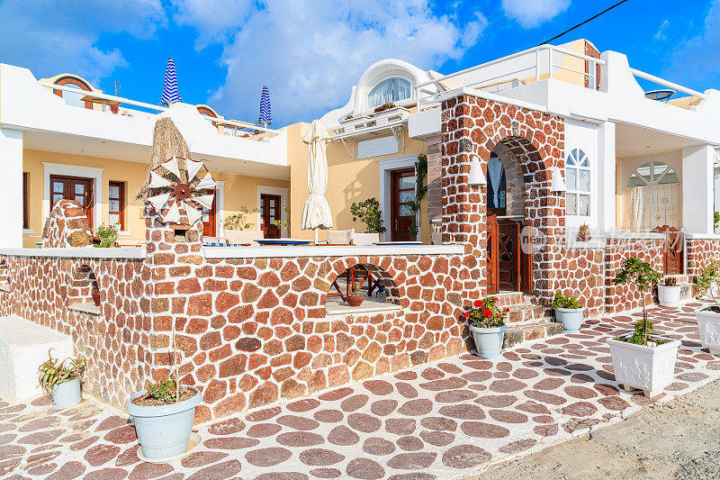 希腊圣托里尼岛Imerovigli村，用火山石头建造的传统希腊房屋