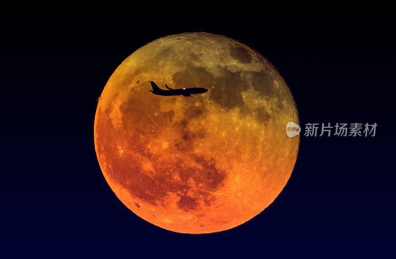 在中国广州，飞机经过满月