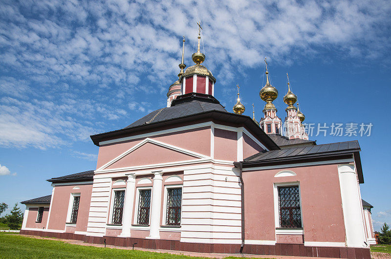 古老的俄罗斯东正教教堂和钟楼