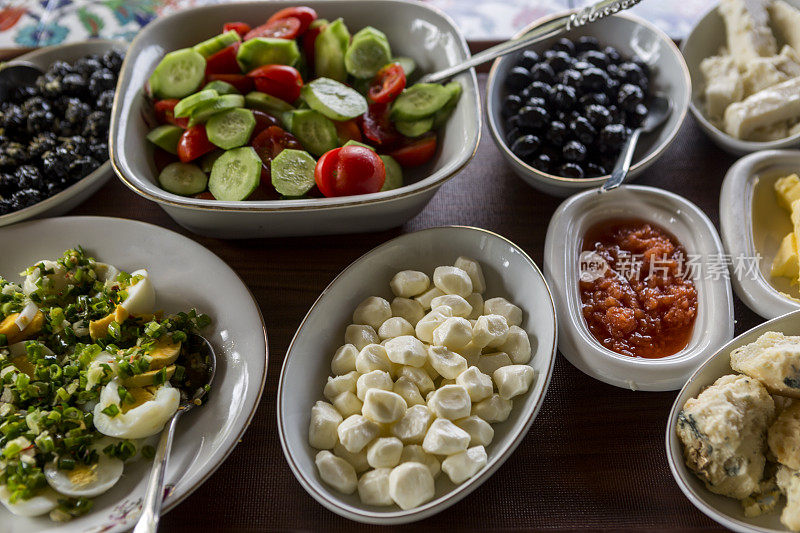 土耳其伊斯坦布尔的传统早餐是橄榄蛋、番茄、洋葱、奶酪