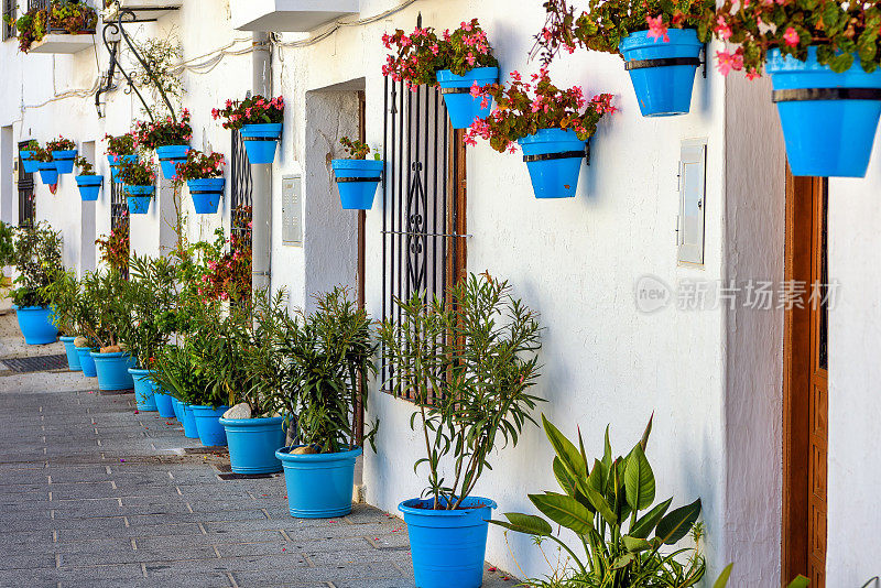 西班牙安达卢西亚的米哈斯，用盆栽装饰的家庭