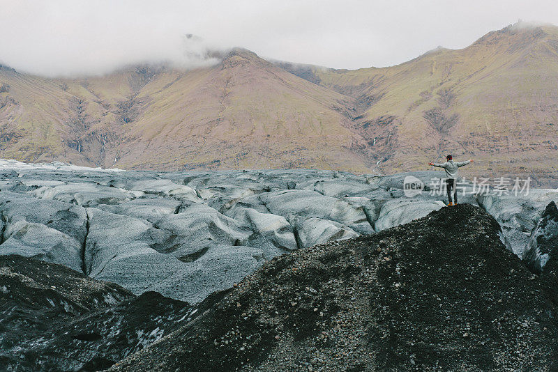 人看Skaftafellsjökul冰川在山上