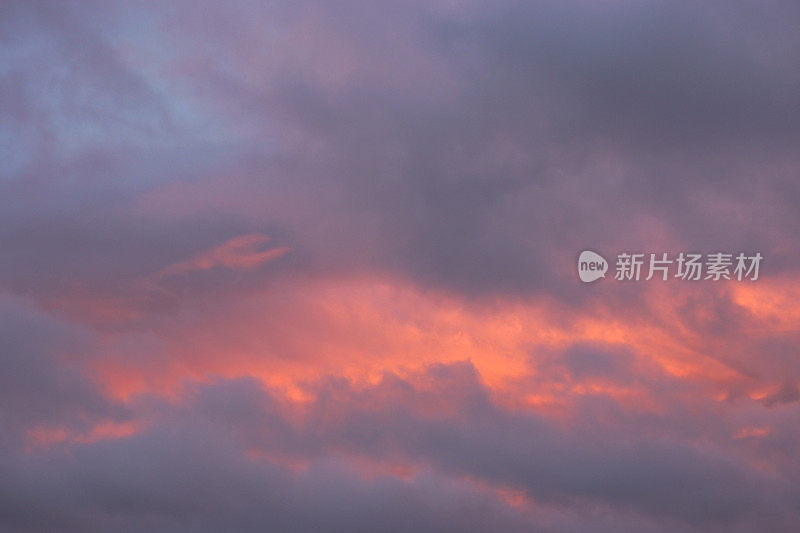 戏剧性的日落的天空