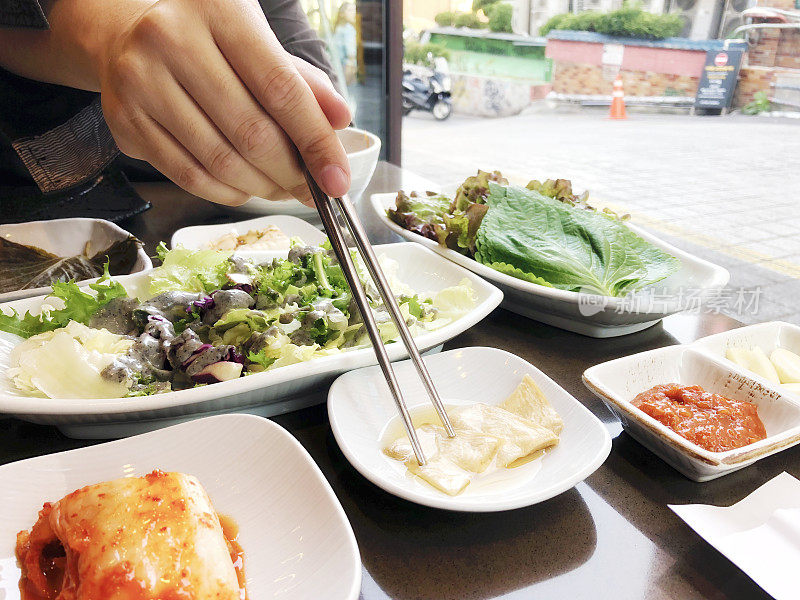 一个男人喜欢在餐馆吃韩国菜