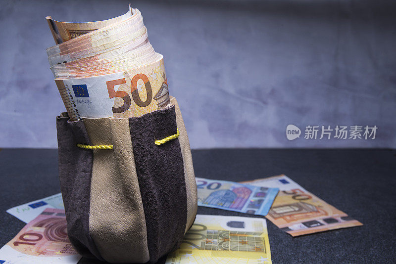 袋子里有50欧元，桌子上有钞票
