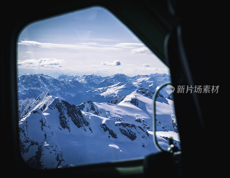 从飞机上看阿拉斯加山脉