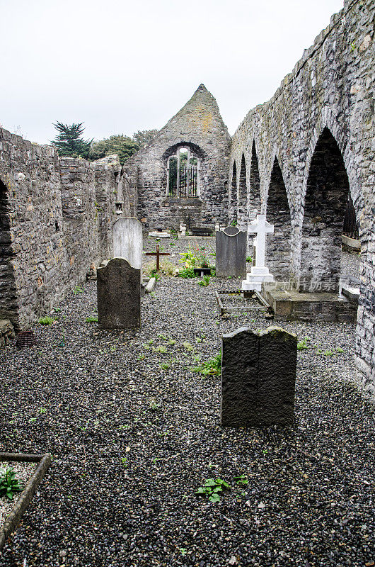 爱尔兰霍斯的圣玛丽教堂墓地