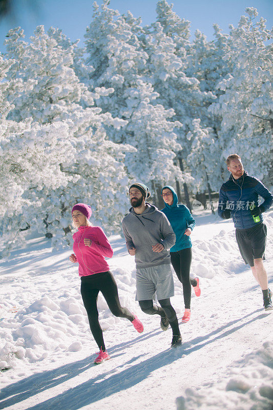 运动员在雪山上跑步