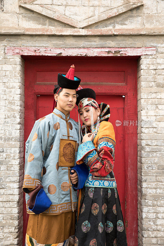 穿着传统蒙古服装的夫妇。