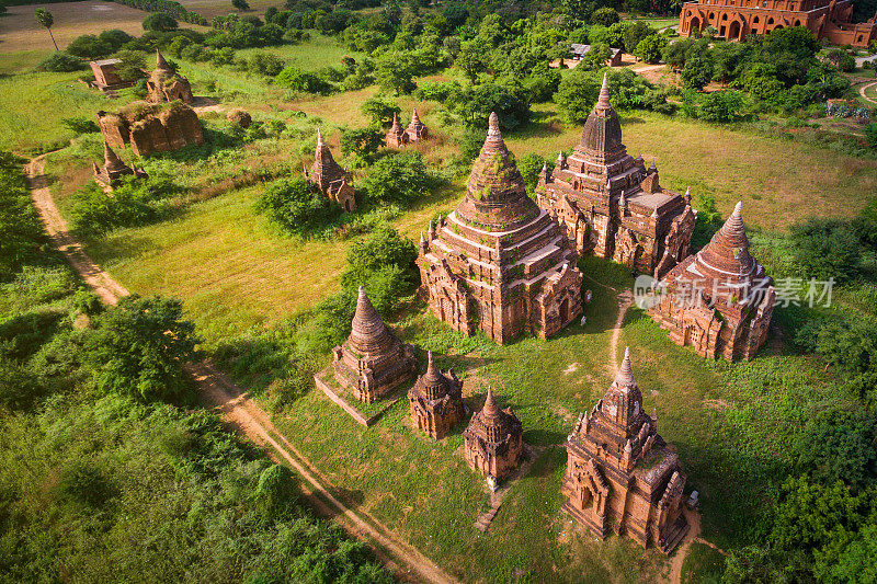 蒲甘，缅甸(缅甸)，鸟瞰古代寺庙和宝塔在日落