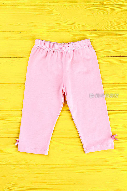 宝宝漂亮的粉红色打底裤。