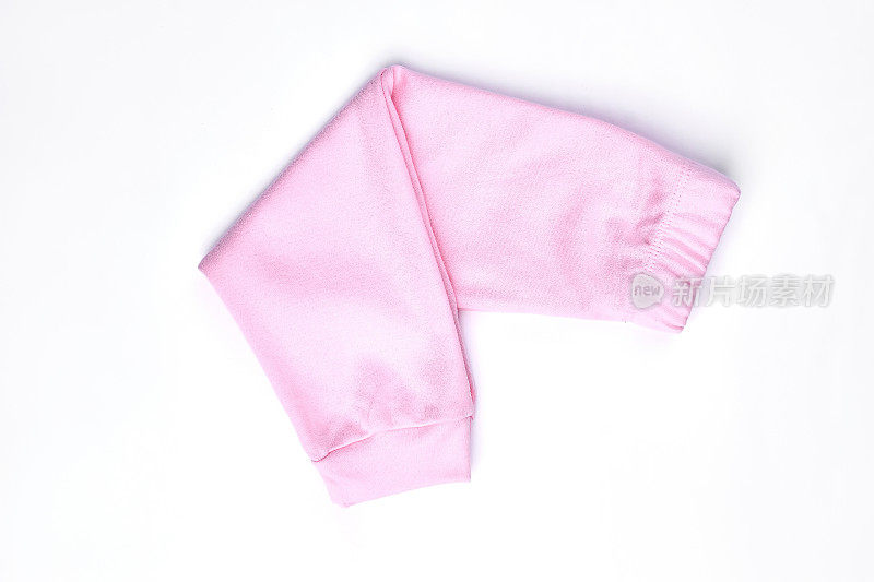 小女孩新折的粉红色裤子。