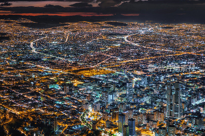 波哥大，哥伦比亚，城市景观和市中心的建筑物在黄昏