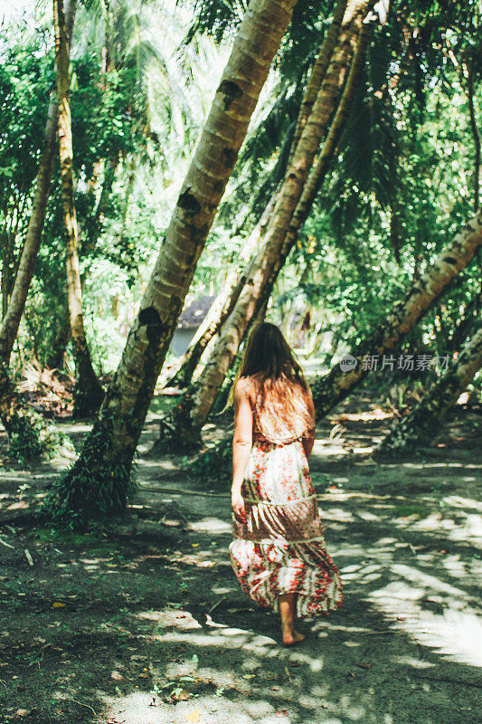 穿着长裙在丛林中奔跑的女人