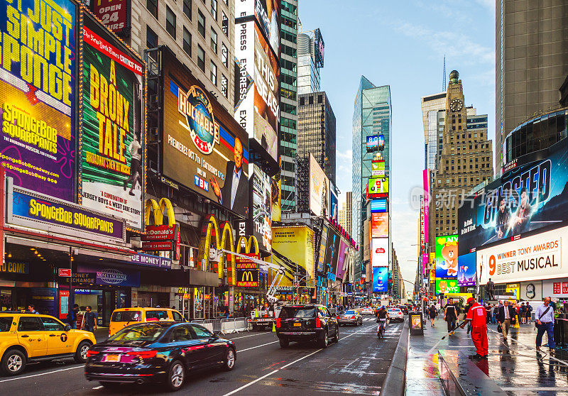 纽约曼哈顿中城时代广场第七大道为美国行人做广告