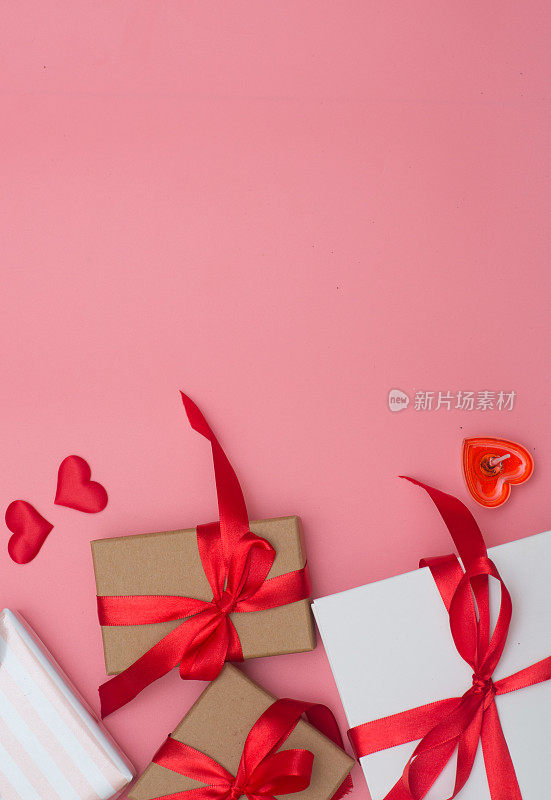 粉红色的背景是情人节贺卡和礼物