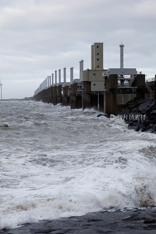 荷兰三角洲工程防波堤在暴风雨中关闭，以保护荷兰免遭洪水侵袭