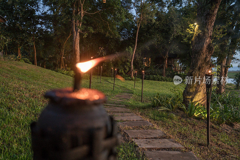 火炬在黄昏的亚洲旅游胜地燃烧