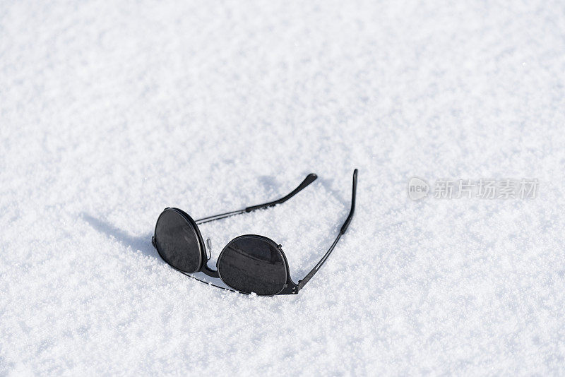 雪地上的太阳镜