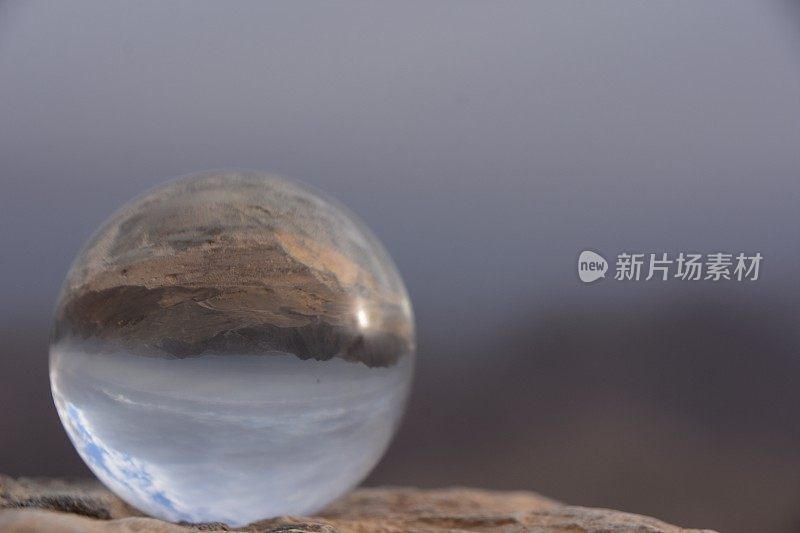 埃拉特山脉透过水晶球