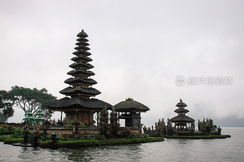 乌伦达努水庙在巴厘岛的湖中