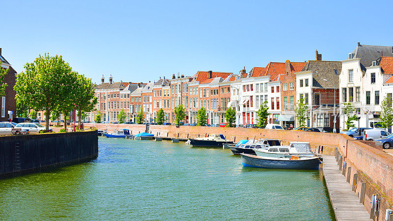 荷兰的米德尔堡。运河边有漂亮的房子和船。