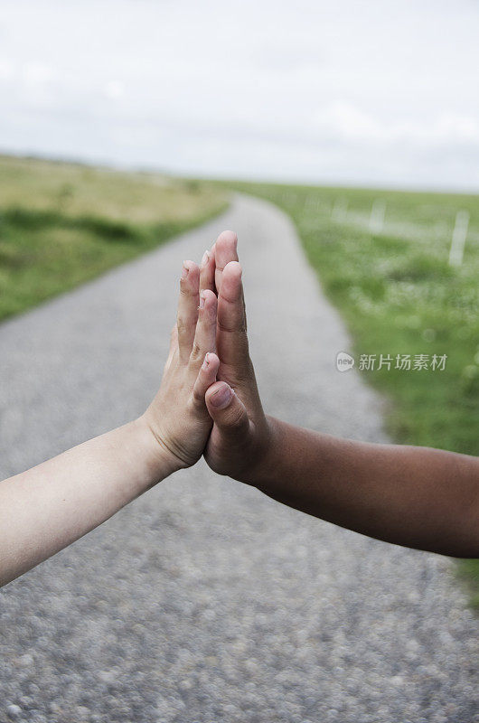 少数民族女孩和白人女孩在做手势