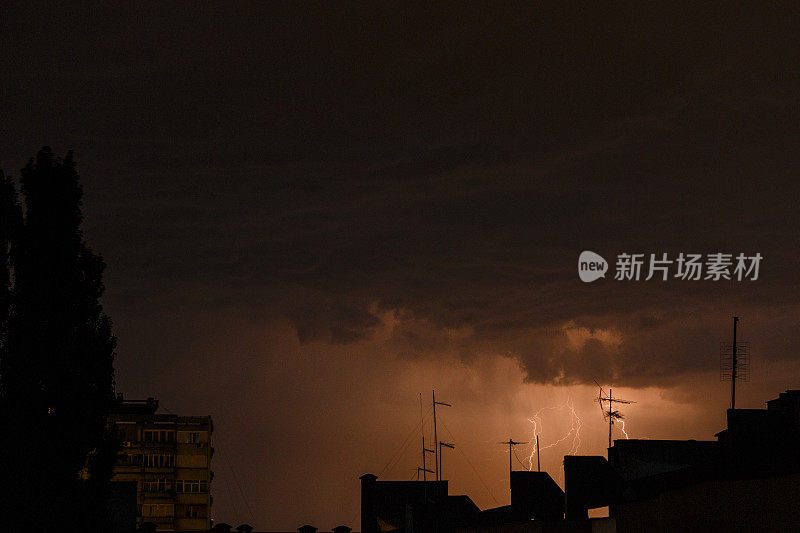 黑暗戏剧性多云的暴风雨天空与闪电