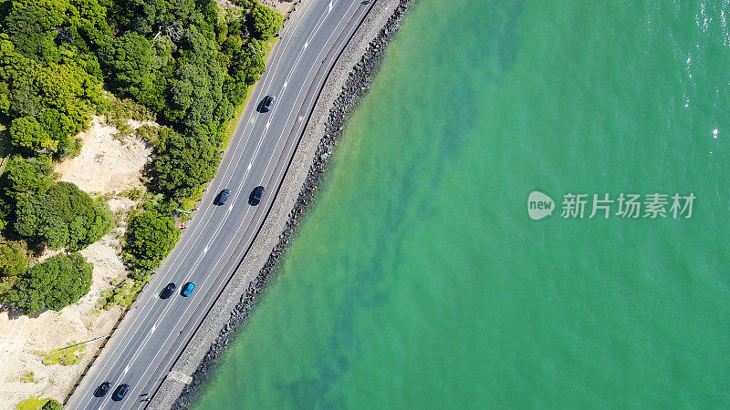 沿海岸的公路鸟瞰图。新西兰奥克兰。