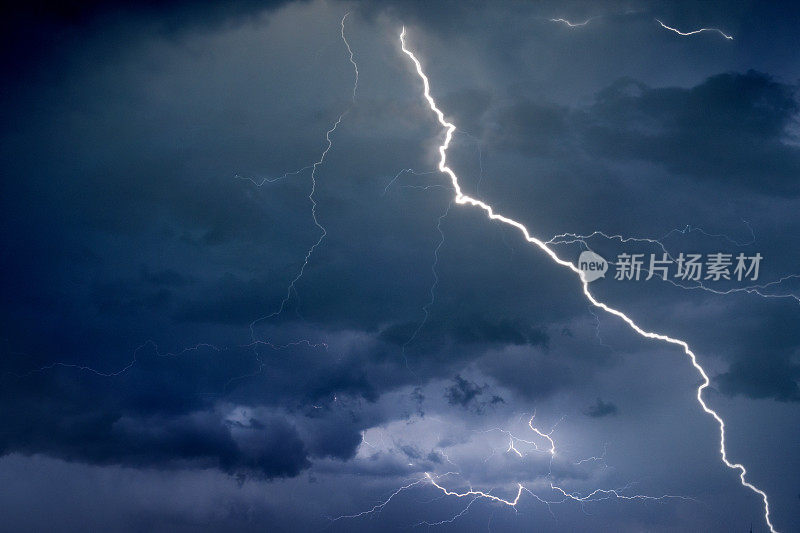 在夏天的暴风雨中有雷电和雨水