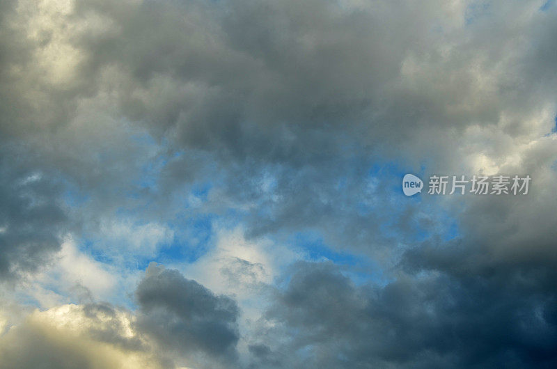 天空背景显示即将到来的暴风雨的灰色云