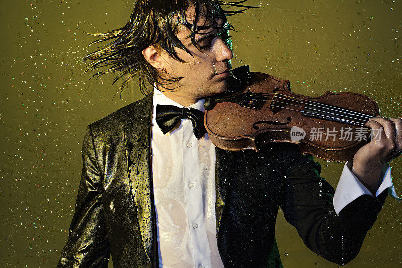 雨中的湿小提琴手拉小提琴