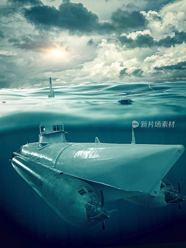 一艘小型潜艇监视着海面