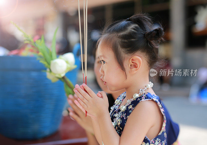 亚洲儿童女孩在传统的泼水节服装抱香敬意。