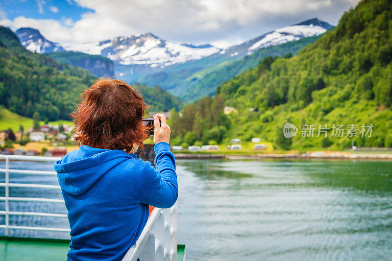 女游客在游轮上拍照，挪威