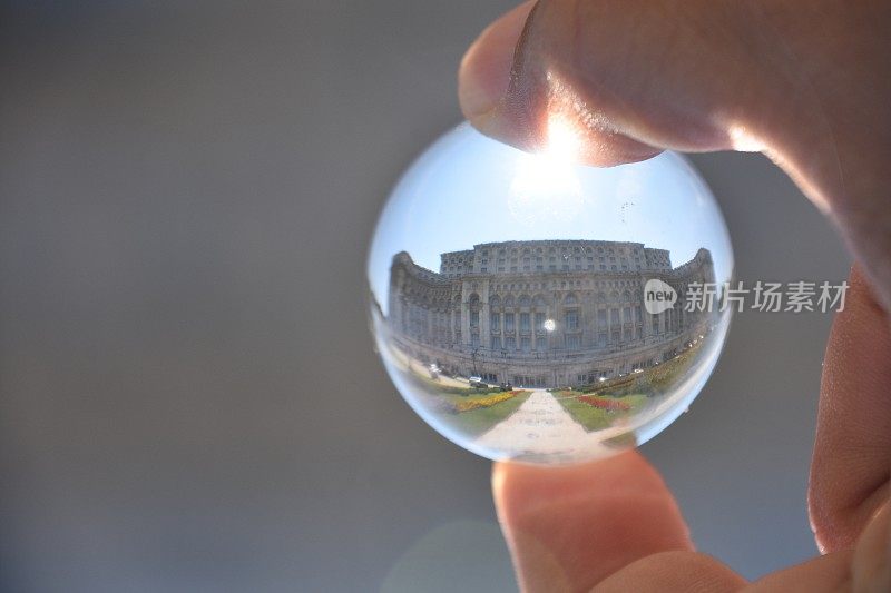 齐奥塞斯库的宫殿透过水晶球