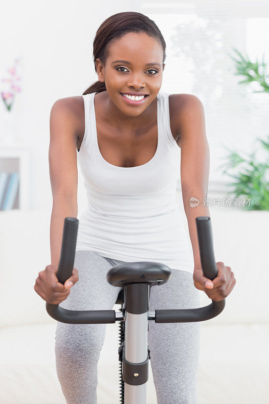 黑人妇女在骑自行车锻炼