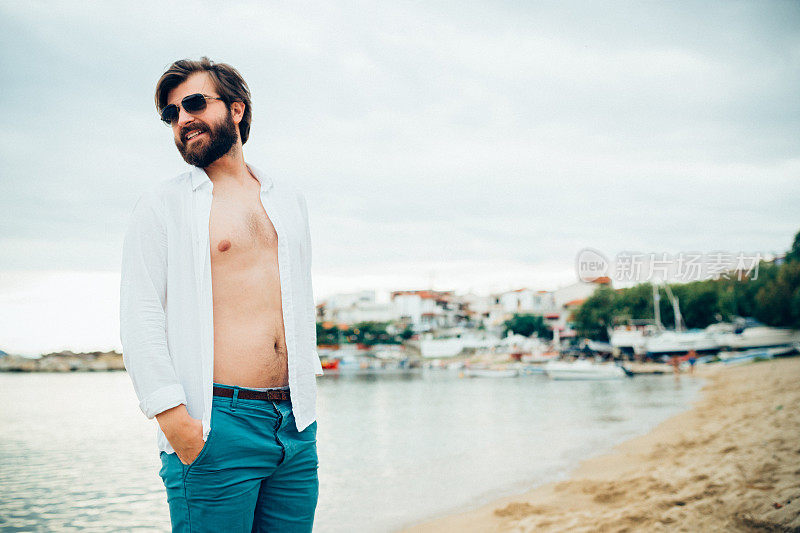 英俊的胡子男子正在希腊享受暑假