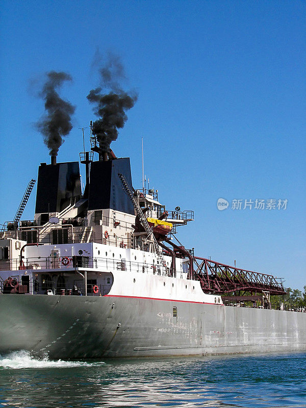 货船上有烟的烟囱