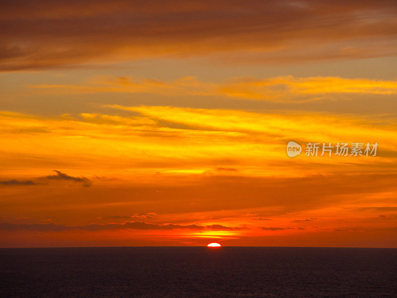 无人机鸟瞰图的火红日出与五颜六色的云彩。马洛卡岛,西班牙。夏季