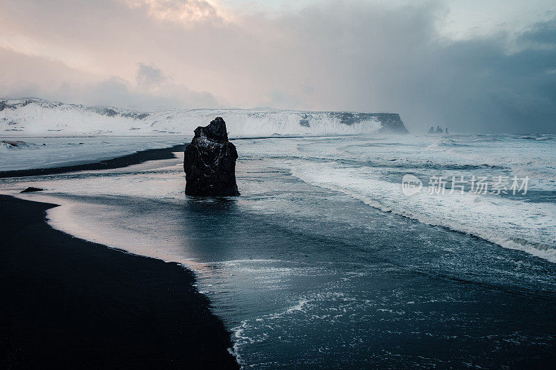 冰岛黑沙滩Reynisfjara的冬季景观