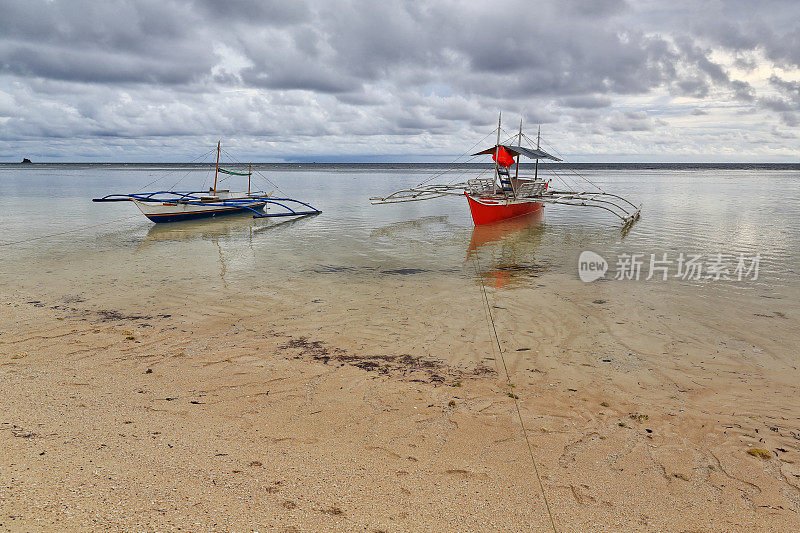 巴郎盖或邦加船搁浅在海滩上。蓬Ballo-Sipalay-Philippines。0334