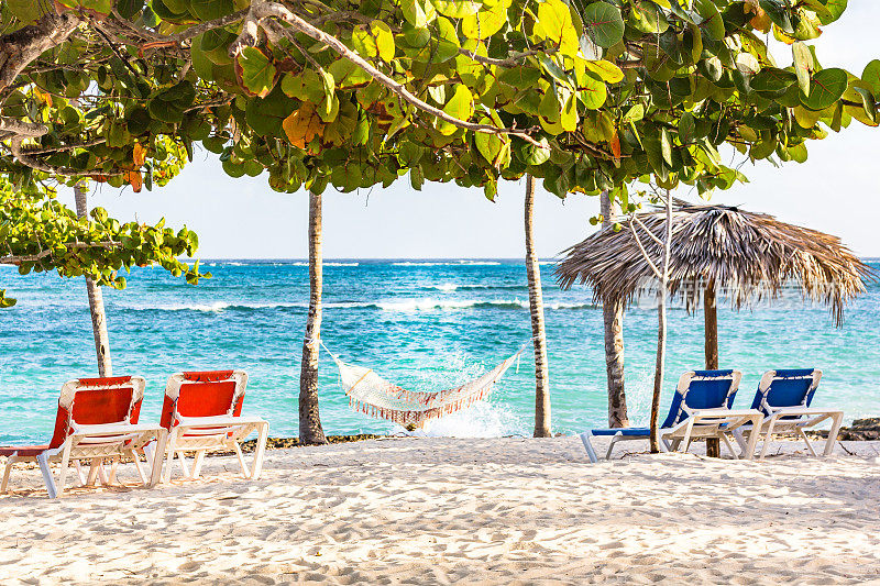 古巴奥尔金瓜达拉瓦卡海滩的沙滩椅和吊床