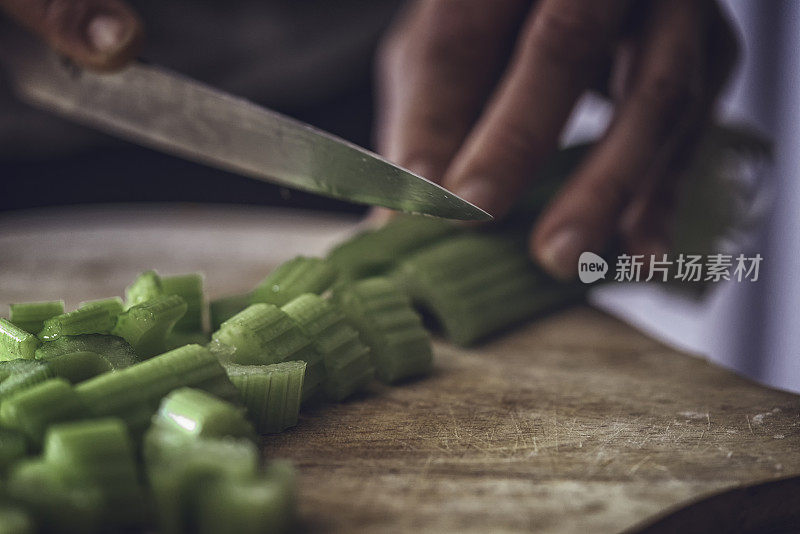 在切菜板上切新鲜芹菜