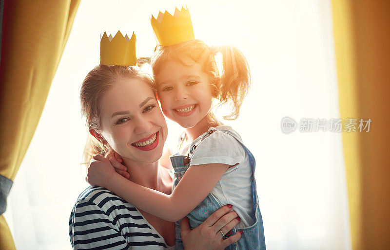 母亲节快乐!母亲和女儿戴着王冠