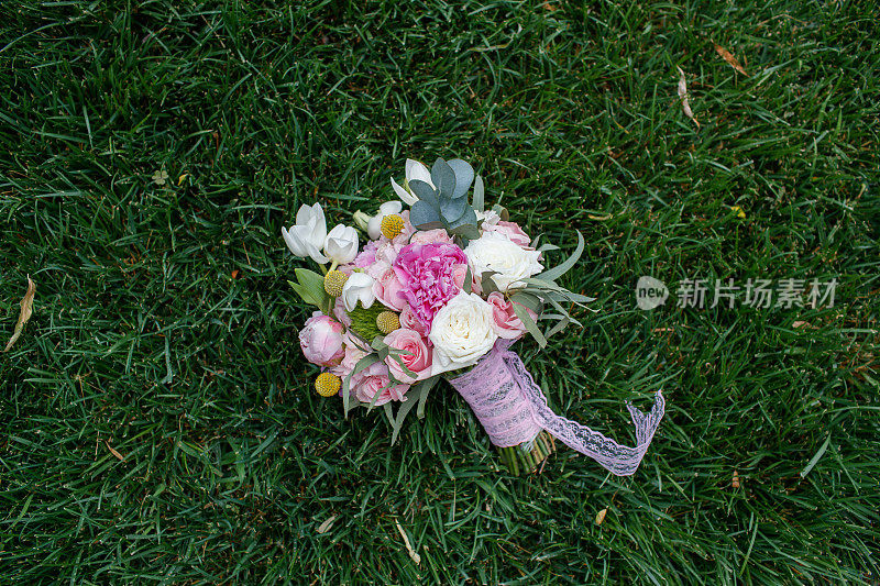 草坪上的婚礼花束