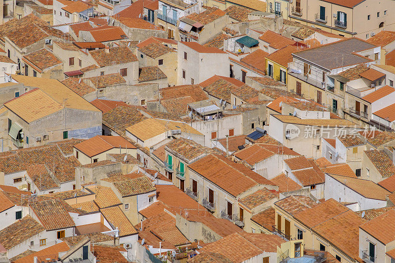 Cefalù，西西里岛北部海岸的一个城市，面朝第勒尼安海，因其历史和广阔的海滩而成为该地区的主要旅游景点之一(意大利)