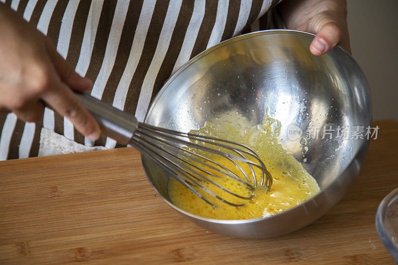用打蛋器打蛋，做自制蛋糕