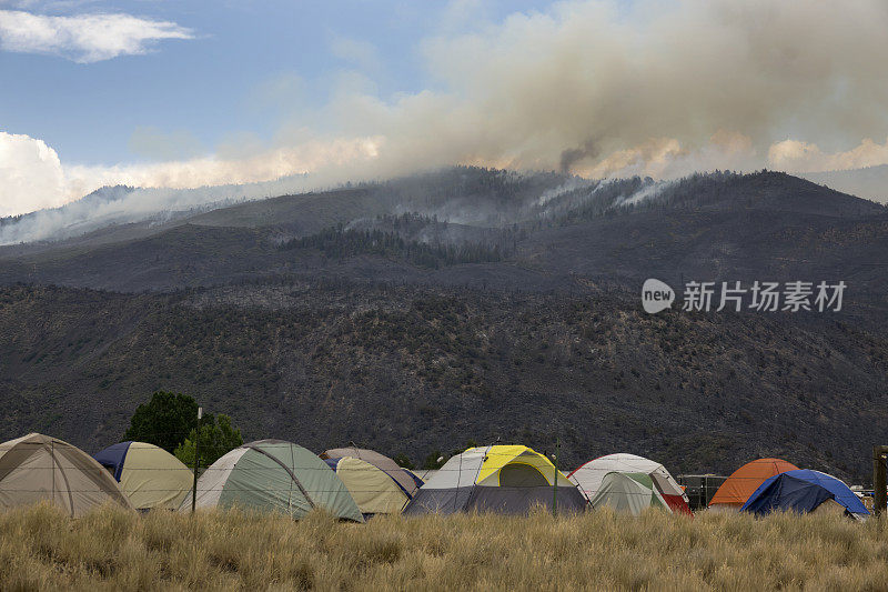 克莉丝汀湖森林消防员帐篷玄武岩山科罗拉多州落基山野火烟雾