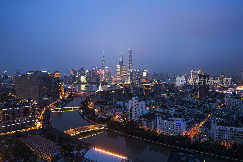 夜晚的上海天际线